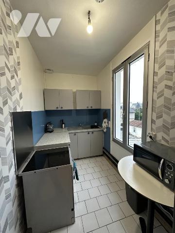 LISIEUX CENTRE VILLE BEL APPARTEMENT T3 RENOVE 57m² + AVEC TERRASSE loué 700 € / mois