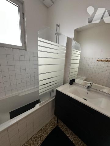 LISIEUX CENTRE VILLE BEL APPARTEMENT T3 RENOVE 57m² + AVEC TERRASSE loué 700 € / mois