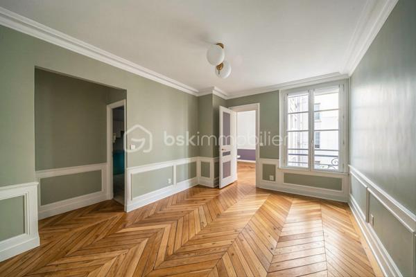 Au cœur de Paris, dans une rue calme et recherchée, à seulement 5 minutes à pied des Halles et à 1 minute du Centre Pompidou, découvrez cet élégant appartement de 104 m², entièrement rénové, situé au 2ᵉ étage avec ascenseur d’un immeuble de 1830.

Dès l’entrée, les volumes et la belle hauteur sous plafond confèrent à l’appartement une atmosphère à la fois raffinée et chaleureuse. Une spacieuse entrée dotée de nombreux rangements intégrés dessert harmonieusement les différents espaces de vie.

Côté rue, le séjour se prolonge par une première chambre et un WC indépendant. Séjour et chambre peuvent facilement être réunis pour créer un élégant espace de réception de 33 m², offrant ainsi différentes possibilités d’aménagement selon les envies et les besoins.

Côté cour, la salle à manger s’ouvre sur une cuisine indépendante entièrement équipée. Celle-ci peut aisément être ouverte afin de créer un bel espace de réception convivial, particulièrement agréable pour recevoir.
Dans le prolongement, la seconde chambre bénéficie de sa salle de bains privative et de son dressing, formant ainsi une véritable suite parentale, préservant confort et intimité.

Une cave complète ce bien.

Ses atouts :
Appartement entièrement rénové, en parfait état
Belle hauteur sous plafond et volumes généreux
Nombreux rangements intégrés
Distribution modulable selon les projets
Espaces de réception pouvant être être ouverts et décloisonnés
Environnement calme au cœur de Paris
Immeuble ancien avec ascenseur
Emplacement exceptionnel, à proximité immédiate du Centre Pompidou, des Halles et de toutes les commodités

Un appartement élégant et parfaitement entretenu, offrant le charme de l'ancien associé au confort d'une rénovation contemporaine, dans un emplacement privilégié au cœur de Paris.