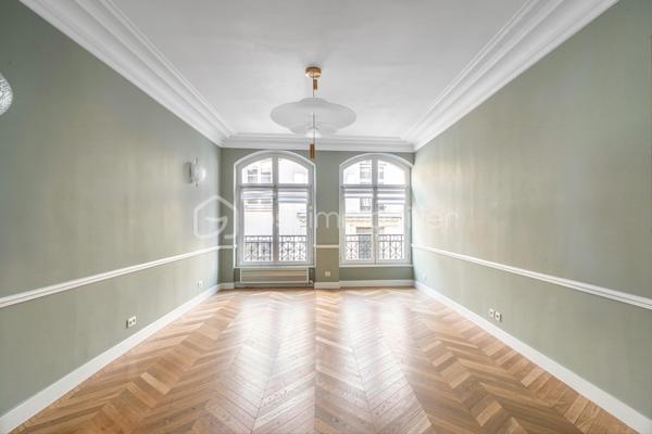 Au cœur de Paris, dans une rue calme et recherchée, à seulement 5 minutes à pied des Halles et à 1 minute du Centre Pompidou, découvrez cet élégant appartement de 104 m², entièrement rénové, situé au 2ᵉ étage avec ascenseur d’un immeuble de 1830.

Dès l’entrée, les volumes et la belle hauteur sous plafond confèrent à l’appartement une atmosphère à la fois raffinée et chaleureuse. Une spacieuse entrée dotée de nombreux rangements intégrés dessert harmonieusement les différents espaces de vie.

Côté rue, le séjour se prolonge par une première chambre et un WC indépendant. Séjour et chambre peuvent facilement être réunis pour créer un élégant espace de réception de 33 m², offrant ainsi différentes possibilités d’aménagement selon les envies et les besoins.

Côté cour, la salle à manger s’ouvre sur une cuisine indépendante entièrement équipée. Celle-ci peut aisément être ouverte afin de créer un bel espace de réception convivial, particulièrement agréable pour recevoir.
Dans le prolongement, la seconde chambre bénéficie de sa salle de bains privative et de son dressing, formant ainsi une véritable suite parentale, préservant confort et intimité.

Une cave complète ce bien.

Ses atouts :
Appartement entièrement rénové, en parfait état
Belle hauteur sous plafond et volumes généreux
Nombreux rangements intégrés
Distribution modulable selon les projets
Espaces de réception pouvant être être ouverts et décloisonnés
Environnement calme au cœur de Paris
Immeuble ancien avec ascenseur
Emplacement exceptionnel, à proximité immédiate du Centre Pompidou, des Halles et de toutes les commodités

Un appartement élégant et parfaitement entretenu, offrant le charme de l'ancien associé au confort d'une rénovation contemporaine, dans un emplacement privilégié au cœur de Paris.