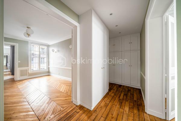 Au cœur de Paris, dans une rue calme et recherchée, à seulement 5 minutes à pied des Halles et à 1 minute du Centre Pompidou, découvrez cet élégant appartement de 104 m², entièrement rénové, situé au 2ᵉ étage avec ascenseur d’un immeuble de 1830.

Dès l’entrée, les volumes et la belle hauteur sous plafond confèrent à l’appartement une atmosphère à la fois raffinée et chaleureuse. Une spacieuse entrée dotée de nombreux rangements intégrés dessert harmonieusement les différents espaces de vie.

Côté rue, le séjour se prolonge par une première chambre et un WC indépendant. Séjour et chambre peuvent facilement être réunis pour créer un élégant espace de réception de 33 m², offrant ainsi différentes possibilités d’aménagement selon les envies et les besoins.

Côté cour, la salle à manger s’ouvre sur une cuisine indépendante entièrement équipée. Celle-ci peut aisément être ouverte afin de créer un bel espace de réception convivial, particulièrement agréable pour recevoir.
Dans le prolongement, la seconde chambre bénéficie de sa salle de bains privative et de son dressing, formant ainsi une véritable suite parentale, préservant confort et intimité.

Une cave complète ce bien.

Ses atouts :
Appartement entièrement rénové, en parfait état
Belle hauteur sous plafond et volumes généreux
Nombreux rangements intégrés
Distribution modulable selon les projets
Espaces de réception pouvant être être ouverts et décloisonnés
Environnement calme au cœur de Paris
Immeuble ancien avec ascenseur
Emplacement exceptionnel, à proximité immédiate du Centre Pompidou, des Halles et de toutes les commodités

Un appartement élégant et parfaitement entretenu, offrant le charme de l'ancien associé au confort d'une rénovation contemporaine, dans un emplacement privilégié au cœur de Paris.