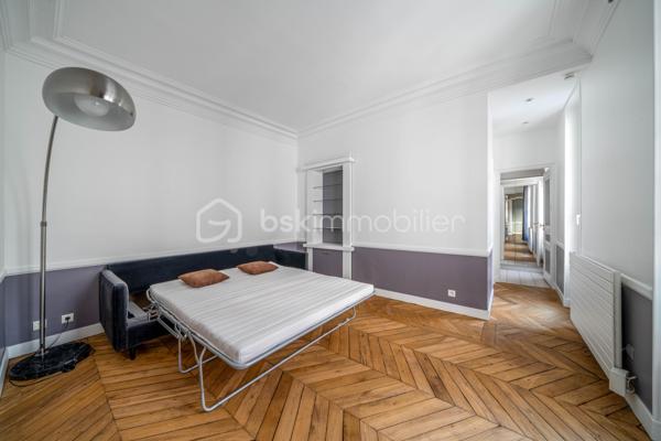 Au cœur de Paris, dans une rue calme et recherchée, à seulement 5 minutes à pied des Halles et à 1 minute du Centre Pompidou, découvrez cet élégant appartement de 104 m², entièrement rénové, situé au 2ᵉ étage avec ascenseur d’un immeuble de 1830.

Dès l’entrée, les volumes et la belle hauteur sous plafond confèrent à l’appartement une atmosphère à la fois raffinée et chaleureuse. Une spacieuse entrée dotée de nombreux rangements intégrés dessert harmonieusement les différents espaces de vie.

Côté rue, le séjour se prolonge par une première chambre et un WC indépendant. Séjour et chambre peuvent facilement être réunis pour créer un élégant espace de réception de 33 m², offrant ainsi différentes possibilités d’aménagement selon les envies et les besoins.

Côté cour, la salle à manger s’ouvre sur une cuisine indépendante entièrement équipée. Celle-ci peut aisément être ouverte afin de créer un bel espace de réception convivial, particulièrement agréable pour recevoir.
Dans le prolongement, la seconde chambre bénéficie de sa salle de bains privative et de son dressing, formant ainsi une véritable suite parentale, préservant confort et intimité.

Une cave complète ce bien.

Ses atouts :
Appartement entièrement rénové, en parfait état
Belle hauteur sous plafond et volumes généreux
Nombreux rangements intégrés
Distribution modulable selon les projets
Espaces de réception pouvant être être ouverts et décloisonnés
Environnement calme au cœur de Paris
Immeuble ancien avec ascenseur
Emplacement exceptionnel, à proximité immédiate du Centre Pompidou, des Halles et de toutes les commodités

Un appartement élégant et parfaitement entretenu, offrant le charme de l'ancien associé au confort d'une rénovation contemporaine, dans un emplacement privilégié au cœur de Paris.