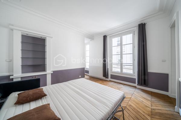 Au cœur de Paris, dans une rue calme et recherchée, à seulement 5 minutes à pied des Halles et à 1 minute du Centre Pompidou, découvrez cet élégant appartement de 104 m², entièrement rénové, situé au 2ᵉ étage avec ascenseur d’un immeuble de 1830.

Dès l’entrée, les volumes et la belle hauteur sous plafond confèrent à l’appartement une atmosphère à la fois raffinée et chaleureuse. Une spacieuse entrée dotée de nombreux rangements intégrés dessert harmonieusement les différents espaces de vie.

Côté rue, le séjour se prolonge par une première chambre et un WC indépendant. Séjour et chambre peuvent facilement être réunis pour créer un élégant espace de réception de 33 m², offrant ainsi différentes possibilités d’aménagement selon les envies et les besoins.

Côté cour, la salle à manger s’ouvre sur une cuisine indépendante entièrement équipée. Celle-ci peut aisément être ouverte afin de créer un bel espace de réception convivial, particulièrement agréable pour recevoir.
Dans le prolongement, la seconde chambre bénéficie de sa salle de bains privative et de son dressing, formant ainsi une véritable suite parentale, préservant confort et intimité.

Une cave complète ce bien.

Ses atouts :
Appartement entièrement rénové, en parfait état
Belle hauteur sous plafond et volumes généreux
Nombreux rangements intégrés
Distribution modulable selon les projets
Espaces de réception pouvant être être ouverts et décloisonnés
Environnement calme au cœur de Paris
Immeuble ancien avec ascenseur
Emplacement exceptionnel, à proximité immédiate du Centre Pompidou, des Halles et de toutes les commodités

Un appartement élégant et parfaitement entretenu, offrant le charme de l'ancien associé au confort d'une rénovation contemporaine, dans un emplacement privilégié au cœur de Paris.