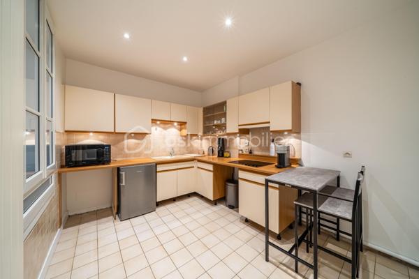 Au cœur de Paris, dans une rue calme et recherchée, à seulement 5 minutes à pied des Halles et à 1 minute du Centre Pompidou, découvrez cet élégant appartement de 104 m², entièrement rénové, situé au 2ᵉ étage avec ascenseur d’un immeuble de 1830.

Dès l’entrée, les volumes et la belle hauteur sous plafond confèrent à l’appartement une atmosphère à la fois raffinée et chaleureuse. Une spacieuse entrée dotée de nombreux rangements intégrés dessert harmonieusement les différents espaces de vie.

Côté rue, le séjour se prolonge par une première chambre et un WC indépendant. Séjour et chambre peuvent facilement être réunis pour créer un élégant espace de réception de 33 m², offrant ainsi différentes possibilités d’aménagement selon les envies et les besoins.

Côté cour, la salle à manger s’ouvre sur une cuisine indépendante entièrement équipée. Celle-ci peut aisément être ouverte afin de créer un bel espace de réception convivial, particulièrement agréable pour recevoir.
Dans le prolongement, la seconde chambre bénéficie de sa salle de bains privative et de son dressing, formant ainsi une véritable suite parentale, préservant confort et intimité.

Une cave complète ce bien.

Ses atouts :
Appartement entièrement rénové, en parfait état
Belle hauteur sous plafond et volumes généreux
Nombreux rangements intégrés
Distribution modulable selon les projets
Espaces de réception pouvant être être ouverts et décloisonnés
Environnement calme au cœur de Paris
Immeuble ancien avec ascenseur
Emplacement exceptionnel, à proximité immédiate du Centre Pompidou, des Halles et de toutes les commodités

Un appartement élégant et parfaitement entretenu, offrant le charme de l'ancien associé au confort d'une rénovation contemporaine, dans un emplacement privilégié au cœur de Paris.