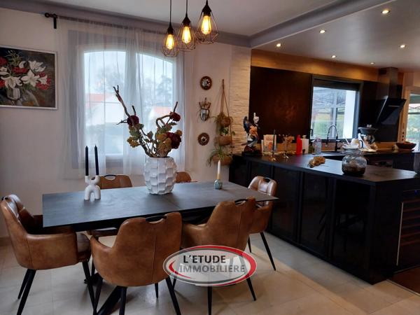 Sainte Pazanne bourg : familiale de 220 m² habitables, 5 chambres + 1 bureau