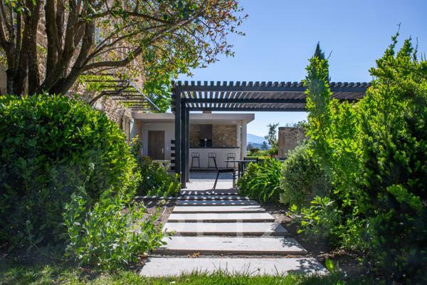 Propriété d'exception - restauration de charme - piscine et jardin paysagé - vue panoramique