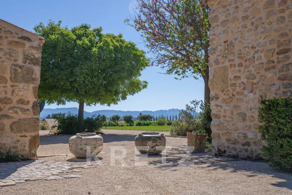 Propriété d'exception - restauration de charme - piscine et jardin paysagé - vue panoramique