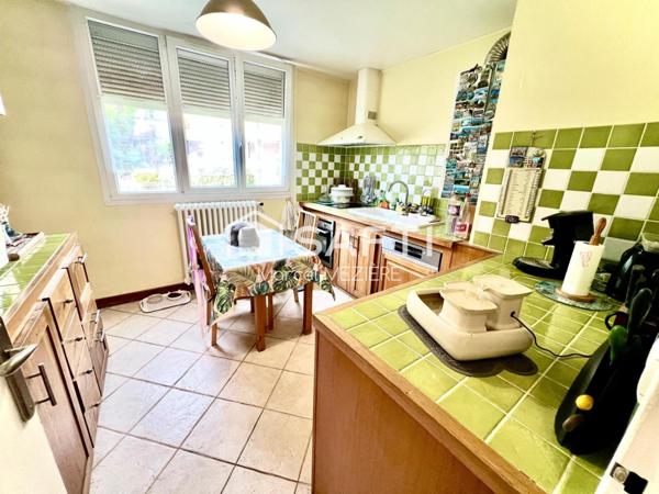 Bel appartement lumineux, refait avec des matériaux de qualité.