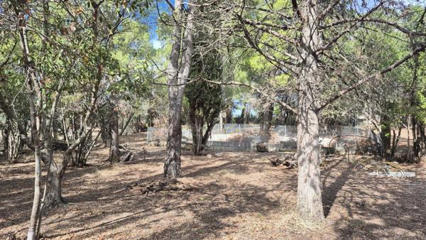 Terrain Ouveillan 772 m2 arboré et vue agréable