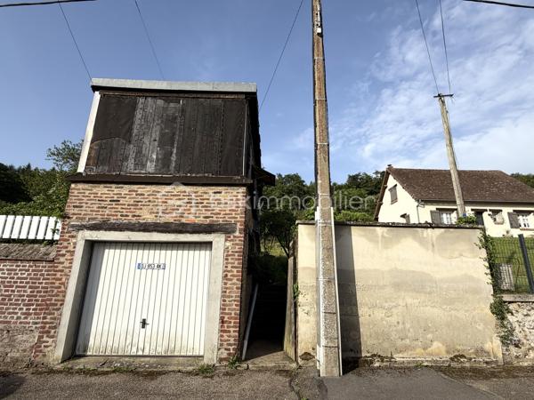 À vendre terrain à bâtir d'une superficie de 292 m2, situé dans un secteur calme et agréable de Caudebec-les Elbeuf.

Le terrain est non viabilisé mais bénéfice d'un certificat d'urbanisme positif, offrant de belle possibilités pour votre projet de construction.

Un garage d'environ 9 m2 est déjà présent sur la parcelle.

Pour plus d'information ou organiser une visite n'hésitez pas à me contacter.

Une visite filmée est disponible sur YT (ÉLISE SOARES immobilier)
