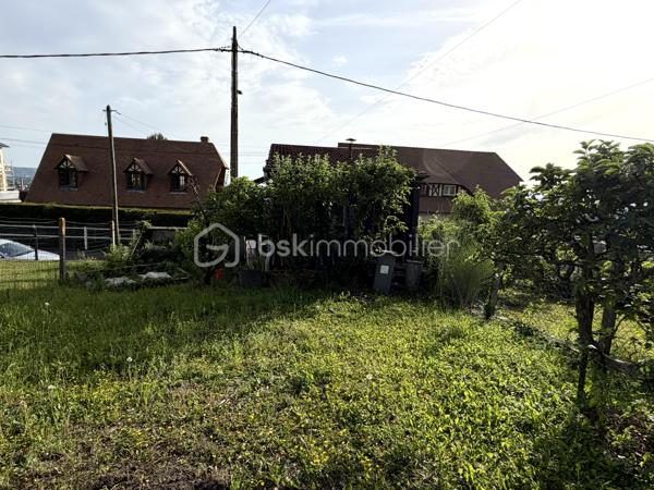 À vendre terrain à bâtir d'une superficie de 292 m2, situé dans un secteur calme et agréable de Caudebec-les Elbeuf.

Le terrain est non viabilisé mais bénéfice d'un certificat d'urbanisme positif, offrant de belle possibilités pour votre projet de construction.

Un garage d'environ 9 m2 est déjà présent sur la parcelle.

Pour plus d'information ou organiser une visite n'hésitez pas à me contacter.

Une visite filmée est disponible sur YT (ÉLISE SOARES immobilier)