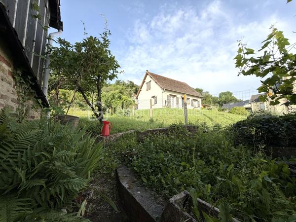 À vendre terrain à bâtir d'une superficie de 292 m2, situé dans un secteur calme et agréable de Caudebec-les Elbeuf.

Le terrain est non viabilisé mais bénéfice d'un certificat d'urbanisme positif, offrant de belle possibilités pour votre projet de construction.

Un garage d'environ 9 m2 est déjà présent sur la parcelle.

Pour plus d'information ou organiser une visite n'hésitez pas à me contacter.

Une visite filmée est disponible sur YT (ÉLISE SOARES immobilier)