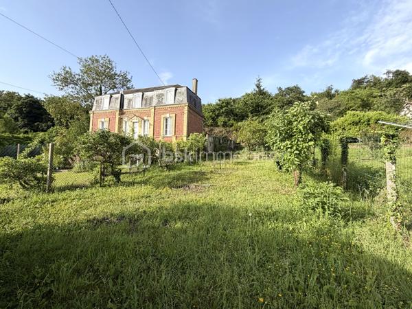 À vendre terrain à bâtir d'une superficie de 292 m2, situé dans un secteur calme et agréable de Caudebec-les Elbeuf.

Le terrain est non viabilisé mais bénéfice d'un certificat d'urbanisme positif, offrant de belle possibilités pour votre projet de construction.

Un garage d'environ 9 m2 est déjà présent sur la parcelle.

Pour plus d'information ou organiser une visite n'hésitez pas à me contacter.

Une visite filmée est disponible sur YT (ÉLISE SOARES immobilier)