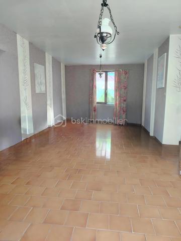 A découvrir, jolie maison individuelle de 88m², située sur un terrain d'une surface totale de 1495m². Composée d'un couloir desservant une belle pièce de vie donnant sur une jolie terrasse, une cuisine fonctionnelle comportant de nombreux rangements. Vous y découvrirez également 3 belles chambres, avec possibilité d'une quatrième.
Le bien dispose également d'un garage attenant à la maison d'une surface de 12m².
Le terrain est entièrement plat et clôturé. Un bâtiment de stockage d'une surface de 8m² vous permettra d'y entreposer le matériel de jardin. 
Le plus de ce bien ? Il est viable de plein pied mais avec la possibilité de créer un étage sur toute la surface du bien !