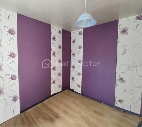 A découvrir, jolie maison individuelle de 88m², située sur un terrain d'une surface totale de 1495m². Composée d'un couloir desservant une belle pièce de vie donnant sur une jolie terrasse, une cuisine fonctionnelle comportant de nombreux rangements. Vous y découvrirez également 3 belles chambres, avec possibilité d'une quatrième.
Le bien dispose également d'un garage attenant à la maison d'une surface de 12m².
Le terrain est entièrement plat et clôturé. Un bâtiment de stockage d'une surface de 8m² vous permettra d'y entreposer le matériel de jardin. 
Le plus de ce bien ? Il est viable de plein pied mais avec la possibilité de créer un étage sur toute la surface du bien !