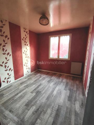 A découvrir, jolie maison individuelle de 88m², située sur un terrain d'une surface totale de 1495m². Composée d'un couloir desservant une belle pièce de vie donnant sur une jolie terrasse, une cuisine fonctionnelle comportant de nombreux rangements. Vous y découvrirez également 3 belles chambres, avec possibilité d'une quatrième.
Le bien dispose également d'un garage attenant à la maison d'une surface de 12m².
Le terrain est entièrement plat et clôturé. Un bâtiment de stockage d'une surface de 8m² vous permettra d'y entreposer le matériel de jardin. 
Le plus de ce bien ? Il est viable de plein pied mais avec la possibilité de créer un étage sur toute la surface du bien !