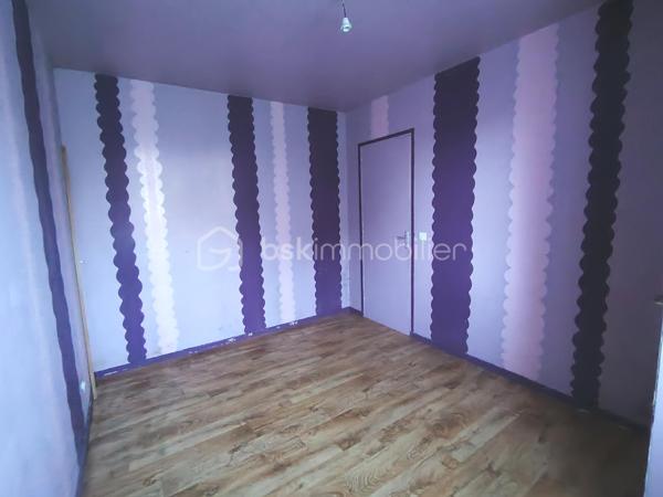 A découvrir, jolie maison individuelle de 88m², située sur un terrain d'une surface totale de 1495m². Composée d'un couloir desservant une belle pièce de vie donnant sur une jolie terrasse, une cuisine fonctionnelle comportant de nombreux rangements. Vous y découvrirez également 3 belles chambres, avec possibilité d'une quatrième.
Le bien dispose également d'un garage attenant à la maison d'une surface de 12m².
Le terrain est entièrement plat et clôturé. Un bâtiment de stockage d'une surface de 8m² vous permettra d'y entreposer le matériel de jardin. 
Le plus de ce bien ? Il est viable de plein pied mais avec la possibilité de créer un étage sur toute la surface du bien !