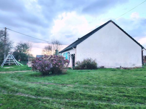 A découvrir, jolie maison individuelle de 88m², située sur un terrain d'une surface totale de 1495m². Composée d'un couloir desservant une belle pièce de vie donnant sur une jolie terrasse, une cuisine fonctionnelle comportant de nombreux rangements. Vous y découvrirez également 3 belles chambres, avec possibilité d'une quatrième.
Le bien dispose également d'un garage attenant à la maison d'une surface de 12m².
Le terrain est entièrement plat et clôturé. Un bâtiment de stockage d'une surface de 8m² vous permettra d'y entreposer le matériel de jardin. 
Le plus de ce bien ? Il est viable de plein pied mais avec la possibilité de créer un étage sur toute la surface du bien !