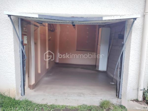 A découvrir, jolie maison individuelle de 88m², située sur un terrain d'une surface totale de 1495m². Composée d'un couloir desservant une belle pièce de vie donnant sur une jolie terrasse, une cuisine fonctionnelle comportant de nombreux rangements. Vous y découvrirez également 3 belles chambres, avec possibilité d'une quatrième.
Le bien dispose également d'un garage attenant à la maison d'une surface de 12m².
Le terrain est entièrement plat et clôturé. Un bâtiment de stockage d'une surface de 8m² vous permettra d'y entreposer le matériel de jardin. 
Le plus de ce bien ? Il est viable de plein pied mais avec la possibilité de créer un étage sur toute la surface du bien !