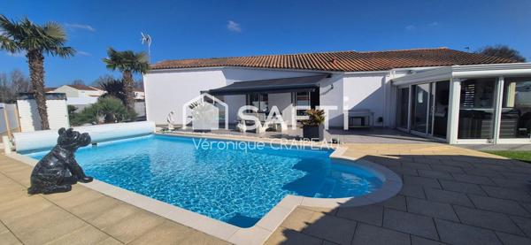 Maison aux beaux volumes sans travaux avec 3 chambres, 1 bureau, véranda avec jacuzzi et piscine chauffée, le tout sur terrain clos proche tous services.