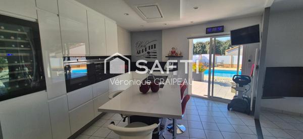 Maison aux beaux volumes sans travaux avec 3 chambres, 1 bureau, véranda avec jacuzzi et piscine chauffée, le tout sur terrain clos proche tous services.