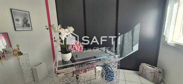 Maison aux beaux volumes sans travaux avec 3 chambres, 1 bureau, véranda avec jacuzzi et piscine chauffée, le tout sur terrain clos proche tous services.