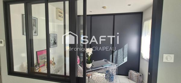 Maison aux beaux volumes sans travaux avec 3 chambres, 1 bureau, véranda avec jacuzzi et piscine chauffée, le tout sur terrain clos proche tous services.