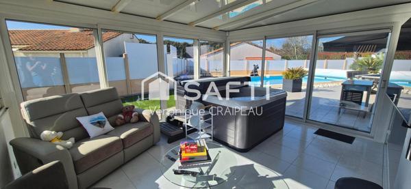 Maison aux beaux volumes sans travaux avec 3 chambres, 1 bureau, véranda avec jacuzzi et piscine chauffée, le tout sur terrain clos proche tous services.