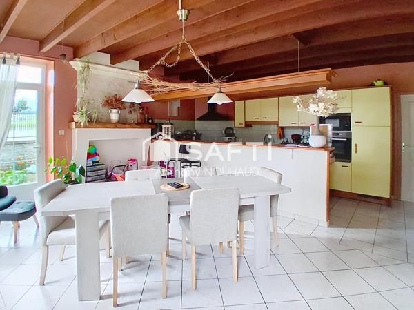 Maison Charentaise, cuisine, séjour, 3 chambres, dépendances