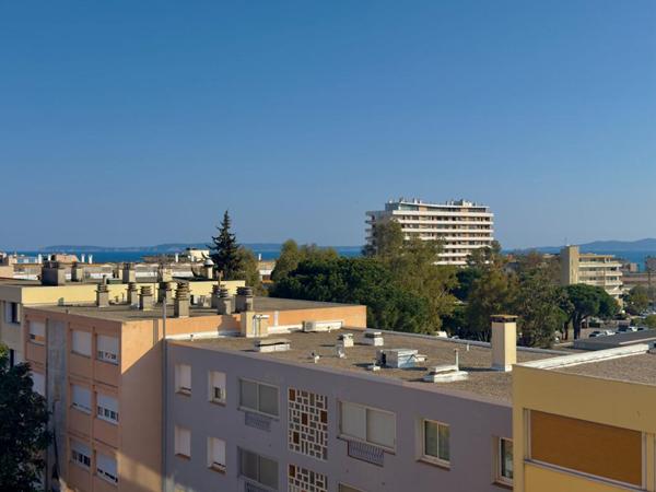 Appartement deux pièces aperçu mer à vendre  centre-ville Le Lavandou