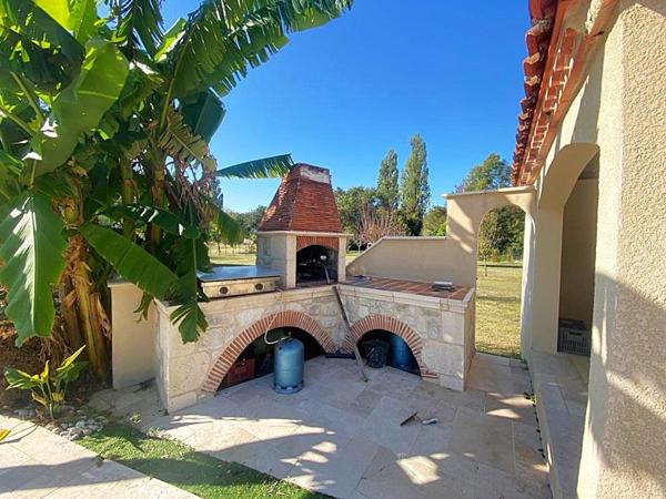 Montayral (47500) Maison vie de plain pied 4 chambres, piscine et dépendances à Montayral