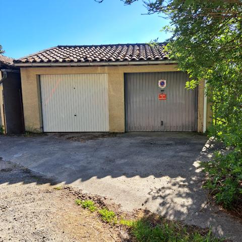 A VENDRE 2 GARAGES SUR LAROQUE D'OLMES