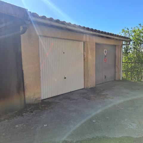 A VENDRE 2 GARAGES SUR LAROQUE D'OLMES