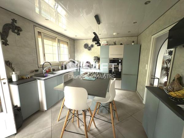 Maison rénovée de 156 m² avec véranda, balcon et parking