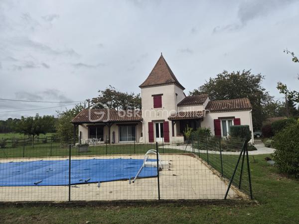 Au cœur du Périgord noir, une maison de caractère alliant authenticité, confort et douceur de vivre !
À proximité de l’un des Plus Beaux Villages de France, sur la commune de Pays de Belvès, venez découvrir cette agréable maison de 150 m² habitables, répartis sur deux niveaux, située aux confins de la Dordogne, du Lot-et-Garonne et du Lot.
Alliant le charme de l’architecture périgourdine à des équipements plus contemporains, cette propriété est habitable immédiatement, sans travaux à prévoir.
Un intérieur spacieux et fonctionnel
Dès le rez-de-chaussée, vous serez séduit par une cuisine aménagée et équipée au style moderne, ainsi que par un vaste séjour-salle à manger offrant de beaux volumes et une belle hauteur sous plafond.
Pour vos soirées en toute convivialité, le salon dispose d’une cheminée avec insert à bois et diffuseur de chaleur, permettant de répartir la chaleur entre le salon et la salle à manger.
Le rez-de-chaussée comprend également un grand hall avec escalier desservant l’étage, une salle d’eau entièrement rénovée, une chambre de 15 m² et un WC indépendant.
Un garage avec espace cellier ainsi qu’un second WC complètent ce niveau.
De larges baies vitrées et des fenêtres en aluminium double vitrage apportent une belle luminosité aux pièces et offrent de jolies perspectives sur les terrasses et le jardin, créant une agréable continuité entre l’intérieur et l’extérieur.
Un étage offrant de belles possibilités
À l’étage, vous découvrirez deux chambres d’environ 12 m² chacune, idéales pour accueillir famille et amis.
Un espace grenier de 9 m² vient compléter ce niveau et pourra être aménagé selon vos envies, notamment en bureau pour le télétravail ou en espace dédié à vos loisirs.
Des extérieurs qui invitent à la détente
Le véritable coup de cœur se trouve à l’extérieur !
La propriété s’étend sur une parcelle entièrement close de 2 985 m² entourant la maison, offrant un agréable cadre de vie pour profiter pleinement des beaux jours.
Vous apprécierez particulièrement la piscine sécurisée de 9,50 x 4,50 m, idéale pour les moments de détente et de convivialité en famille ou entre amis.
Les dépendances constituent un véritable atout supplémentaire : un second garage de plus de 25 m² avec cave, un abri bois ainsi qu’un local destiné au rangement des outils de jardinage.
Une propriété prête à accueillir votre nouvelle vie
Avec ses trois chambres, ses beaux volumes, sa cheminée avec insert, son jardin clos, sa piscine et ses espaces de rangement, cette maison réunit de nombreux atouts pour une résidence principale comme pour une maison de campagne.
Un bien de caractère à découvrir sans tarder, au cœur du Périgord noir, pour profiter d’un cadre de vie privilégié sans avoir à engager de travaux !
Contactez-moi pour obtenir davantage d’informations ou organiser votre visite.