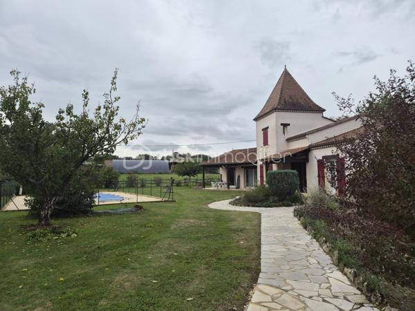 Au cœur du Périgord noir, une maison de caractère alliant authenticité, confort et douceur de vivre !
À proximité de l’un des Plus Beaux Villages de France, sur la commune de Pays de Belvès, venez découvrir cette agréable maison de 150 m² habitables, répartis sur deux niveaux, située aux confins de la Dordogne, du Lot-et-Garonne et du Lot.
Alliant le charme de l’architecture périgourdine à des équipements plus contemporains, cette propriété est habitable immédiatement, sans travaux à prévoir.
Un intérieur spacieux et fonctionnel
Dès le rez-de-chaussée, vous serez séduit par une cuisine aménagée et équipée au style moderne, ainsi que par un vaste séjour-salle à manger offrant de beaux volumes et une belle hauteur sous plafond.
Pour vos soirées en toute convivialité, le salon dispose d’une cheminée avec insert à bois et diffuseur de chaleur, permettant de répartir la chaleur entre le salon et la salle à manger.
Le rez-de-chaussée comprend également un grand hall avec escalier desservant l’étage, une salle d’eau entièrement rénovée, une chambre de 15 m² et un WC indépendant.
Un garage avec espace cellier ainsi qu’un second WC complètent ce niveau.
De larges baies vitrées et des fenêtres en aluminium double vitrage apportent une belle luminosité aux pièces et offrent de jolies perspectives sur les terrasses et le jardin, créant une agréable continuité entre l’intérieur et l’extérieur.
Un étage offrant de belles possibilités
À l’étage, vous découvrirez deux chambres d’environ 12 m² chacune, idéales pour accueillir famille et amis.
Un espace grenier de 9 m² vient compléter ce niveau et pourra être aménagé selon vos envies, notamment en bureau pour le télétravail ou en espace dédié à vos loisirs.
Des extérieurs qui invitent à la détente
Le véritable coup de cœur se trouve à l’extérieur !
La propriété s’étend sur une parcelle entièrement close de 2 985 m² entourant la maison, offrant un agréable cadre de vie pour profiter pleinement des beaux jours.
Vous apprécierez particulièrement la piscine sécurisée de 9,50 x 4,50 m, idéale pour les moments de détente et de convivialité en famille ou entre amis.
Les dépendances constituent un véritable atout supplémentaire : un second garage de plus de 25 m² avec cave, un abri bois ainsi qu’un local destiné au rangement des outils de jardinage.
Une propriété prête à accueillir votre nouvelle vie
Avec ses trois chambres, ses beaux volumes, sa cheminée avec insert, son jardin clos, sa piscine et ses espaces de rangement, cette maison réunit de nombreux atouts pour une résidence principale comme pour une maison de campagne.
Un bien de caractère à découvrir sans tarder, au cœur du Périgord noir, pour profiter d’un cadre de vie privilégié sans avoir à engager de travaux !
Contactez-moi pour obtenir davantage d’informations ou organiser votre visite.