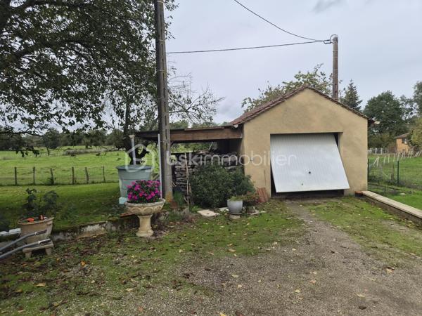 Au cœur du Périgord noir, une maison de caractère alliant authenticité, confort et douceur de vivre !
À proximité de l’un des Plus Beaux Villages de France, sur la commune de Pays de Belvès, venez découvrir cette agréable maison de 150 m² habitables, répartis sur deux niveaux, située aux confins de la Dordogne, du Lot-et-Garonne et du Lot.
Alliant le charme de l’architecture périgourdine à des équipements plus contemporains, cette propriété est habitable immédiatement, sans travaux à prévoir.
Un intérieur spacieux et fonctionnel
Dès le rez-de-chaussée, vous serez séduit par une cuisine aménagée et équipée au style moderne, ainsi que par un vaste séjour-salle à manger offrant de beaux volumes et une belle hauteur sous plafond.
Pour vos soirées en toute convivialité, le salon dispose d’une cheminée avec insert à bois et diffuseur de chaleur, permettant de répartir la chaleur entre le salon et la salle à manger.
Le rez-de-chaussée comprend également un grand hall avec escalier desservant l’étage, une salle d’eau entièrement rénovée, une chambre de 15 m² et un WC indépendant.
Un garage avec espace cellier ainsi qu’un second WC complètent ce niveau.
De larges baies vitrées et des fenêtres en aluminium double vitrage apportent une belle luminosité aux pièces et offrent de jolies perspectives sur les terrasses et le jardin, créant une agréable continuité entre l’intérieur et l’extérieur.
Un étage offrant de belles possibilités
À l’étage, vous découvrirez deux chambres d’environ 12 m² chacune, idéales pour accueillir famille et amis.
Un espace grenier de 9 m² vient compléter ce niveau et pourra être aménagé selon vos envies, notamment en bureau pour le télétravail ou en espace dédié à vos loisirs.
Des extérieurs qui invitent à la détente
Le véritable coup de cœur se trouve à l’extérieur !
La propriété s’étend sur une parcelle entièrement close de 2 985 m² entourant la maison, offrant un agréable cadre de vie pour profiter pleinement des beaux jours.
Vous apprécierez particulièrement la piscine sécurisée de 9,50 x 4,50 m, idéale pour les moments de détente et de convivialité en famille ou entre amis.
Les dépendances constituent un véritable atout supplémentaire : un second garage de plus de 25 m² avec cave, un abri bois ainsi qu’un local destiné au rangement des outils de jardinage.
Une propriété prête à accueillir votre nouvelle vie
Avec ses trois chambres, ses beaux volumes, sa cheminée avec insert, son jardin clos, sa piscine et ses espaces de rangement, cette maison réunit de nombreux atouts pour une résidence principale comme pour une maison de campagne.
Un bien de caractère à découvrir sans tarder, au cœur du Périgord noir, pour profiter d’un cadre de vie privilégié sans avoir à engager de travaux !
Contactez-moi pour obtenir davantage d’informations ou organiser votre visite.