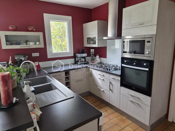 Au cœur du Périgord noir, une maison de caractère alliant authenticité, confort et douceur de vivre !
À proximité de l’un des Plus Beaux Villages de France, sur la commune de Pays de Belvès, venez découvrir cette agréable maison de 150 m² habitables, répartis sur deux niveaux, située aux confins de la Dordogne, du Lot-et-Garonne et du Lot.
Alliant le charme de l’architecture périgourdine à des équipements plus contemporains, cette propriété est habitable immédiatement, sans travaux à prévoir.
Un intérieur spacieux et fonctionnel
Dès le rez-de-chaussée, vous serez séduit par une cuisine aménagée et équipée au style moderne, ainsi que par un vaste séjour-salle à manger offrant de beaux volumes et une belle hauteur sous plafond.
Pour vos soirées en toute convivialité, le salon dispose d’une cheminée avec insert à bois et diffuseur de chaleur, permettant de répartir la chaleur entre le salon et la salle à manger.
Le rez-de-chaussée comprend également un grand hall avec escalier desservant l’étage, une salle d’eau entièrement rénovée, une chambre de 15 m² et un WC indépendant.
Un garage avec espace cellier ainsi qu’un second WC complètent ce niveau.
De larges baies vitrées et des fenêtres en aluminium double vitrage apportent une belle luminosité aux pièces et offrent de jolies perspectives sur les terrasses et le jardin, créant une agréable continuité entre l’intérieur et l’extérieur.
Un étage offrant de belles possibilités
À l’étage, vous découvrirez deux chambres d’environ 12 m² chacune, idéales pour accueillir famille et amis.
Un espace grenier de 9 m² vient compléter ce niveau et pourra être aménagé selon vos envies, notamment en bureau pour le télétravail ou en espace dédié à vos loisirs.
Des extérieurs qui invitent à la détente
Le véritable coup de cœur se trouve à l’extérieur !
La propriété s’étend sur une parcelle entièrement close de 2 985 m² entourant la maison, offrant un agréable cadre de vie pour profiter pleinement des beaux jours.
Vous apprécierez particulièrement la piscine sécurisée de 9,50 x 4,50 m, idéale pour les moments de détente et de convivialité en famille ou entre amis.
Les dépendances constituent un véritable atout supplémentaire : un second garage de plus de 25 m² avec cave, un abri bois ainsi qu’un local destiné au rangement des outils de jardinage.
Une propriété prête à accueillir votre nouvelle vie
Avec ses trois chambres, ses beaux volumes, sa cheminée avec insert, son jardin clos, sa piscine et ses espaces de rangement, cette maison réunit de nombreux atouts pour une résidence principale comme pour une maison de campagne.
Un bien de caractère à découvrir sans tarder, au cœur du Périgord noir, pour profiter d’un cadre de vie privilégié sans avoir à engager de travaux !
Contactez-moi pour obtenir davantage d’informations ou organiser votre visite.