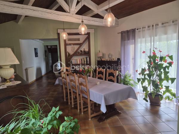 Au cœur du Périgord noir, une maison de caractère alliant authenticité, confort et douceur de vivre !
À proximité de l’un des Plus Beaux Villages de France, sur la commune de Pays de Belvès, venez découvrir cette agréable maison de 150 m² habitables, répartis sur deux niveaux, située aux confins de la Dordogne, du Lot-et-Garonne et du Lot.
Alliant le charme de l’architecture périgourdine à des équipements plus contemporains, cette propriété est habitable immédiatement, sans travaux à prévoir.
Un intérieur spacieux et fonctionnel
Dès le rez-de-chaussée, vous serez séduit par une cuisine aménagée et équipée au style moderne, ainsi que par un vaste séjour-salle à manger offrant de beaux volumes et une belle hauteur sous plafond.
Pour vos soirées en toute convivialité, le salon dispose d’une cheminée avec insert à bois et diffuseur de chaleur, permettant de répartir la chaleur entre le salon et la salle à manger.
Le rez-de-chaussée comprend également un grand hall avec escalier desservant l’étage, une salle d’eau entièrement rénovée, une chambre de 15 m² et un WC indépendant.
Un garage avec espace cellier ainsi qu’un second WC complètent ce niveau.
De larges baies vitrées et des fenêtres en aluminium double vitrage apportent une belle luminosité aux pièces et offrent de jolies perspectives sur les terrasses et le jardin, créant une agréable continuité entre l’intérieur et l’extérieur.
Un étage offrant de belles possibilités
À l’étage, vous découvrirez deux chambres d’environ 12 m² chacune, idéales pour accueillir famille et amis.
Un espace grenier de 9 m² vient compléter ce niveau et pourra être aménagé selon vos envies, notamment en bureau pour le télétravail ou en espace dédié à vos loisirs.
Des extérieurs qui invitent à la détente
Le véritable coup de cœur se trouve à l’extérieur !
La propriété s’étend sur une parcelle entièrement close de 2 985 m² entourant la maison, offrant un agréable cadre de vie pour profiter pleinement des beaux jours.
Vous apprécierez particulièrement la piscine sécurisée de 9,50 x 4,50 m, idéale pour les moments de détente et de convivialité en famille ou entre amis.
Les dépendances constituent un véritable atout supplémentaire : un second garage de plus de 25 m² avec cave, un abri bois ainsi qu’un local destiné au rangement des outils de jardinage.
Une propriété prête à accueillir votre nouvelle vie
Avec ses trois chambres, ses beaux volumes, sa cheminée avec insert, son jardin clos, sa piscine et ses espaces de rangement, cette maison réunit de nombreux atouts pour une résidence principale comme pour une maison de campagne.
Un bien de caractère à découvrir sans tarder, au cœur du Périgord noir, pour profiter d’un cadre de vie privilégié sans avoir à engager de travaux !
Contactez-moi pour obtenir davantage d’informations ou organiser votre visite.