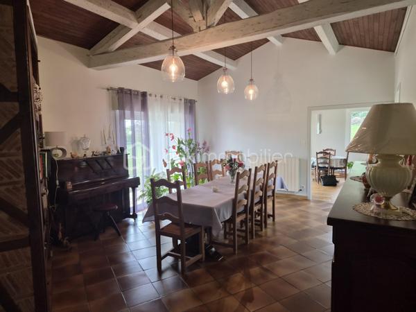 Au cœur du Périgord noir, une maison de caractère alliant authenticité, confort et douceur de vivre !
À proximité de l’un des Plus Beaux Villages de France, sur la commune de Pays de Belvès, venez découvrir cette agréable maison de 150 m² habitables, répartis sur deux niveaux, située aux confins de la Dordogne, du Lot-et-Garonne et du Lot.
Alliant le charme de l’architecture périgourdine à des équipements plus contemporains, cette propriété est habitable immédiatement, sans travaux à prévoir.
Un intérieur spacieux et fonctionnel
Dès le rez-de-chaussée, vous serez séduit par une cuisine aménagée et équipée au style moderne, ainsi que par un vaste séjour-salle à manger offrant de beaux volumes et une belle hauteur sous plafond.
Pour vos soirées en toute convivialité, le salon dispose d’une cheminée avec insert à bois et diffuseur de chaleur, permettant de répartir la chaleur entre le salon et la salle à manger.
Le rez-de-chaussée comprend également un grand hall avec escalier desservant l’étage, une salle d’eau entièrement rénovée, une chambre de 15 m² et un WC indépendant.
Un garage avec espace cellier ainsi qu’un second WC complètent ce niveau.
De larges baies vitrées et des fenêtres en aluminium double vitrage apportent une belle luminosité aux pièces et offrent de jolies perspectives sur les terrasses et le jardin, créant une agréable continuité entre l’intérieur et l’extérieur.
Un étage offrant de belles possibilités
À l’étage, vous découvrirez deux chambres d’environ 12 m² chacune, idéales pour accueillir famille et amis.
Un espace grenier de 9 m² vient compléter ce niveau et pourra être aménagé selon vos envies, notamment en bureau pour le télétravail ou en espace dédié à vos loisirs.
Des extérieurs qui invitent à la détente
Le véritable coup de cœur se trouve à l’extérieur !
La propriété s’étend sur une parcelle entièrement close de 2 985 m² entourant la maison, offrant un agréable cadre de vie pour profiter pleinement des beaux jours.
Vous apprécierez particulièrement la piscine sécurisée de 9,50 x 4,50 m, idéale pour les moments de détente et de convivialité en famille ou entre amis.
Les dépendances constituent un véritable atout supplémentaire : un second garage de plus de 25 m² avec cave, un abri bois ainsi qu’un local destiné au rangement des outils de jardinage.
Une propriété prête à accueillir votre nouvelle vie
Avec ses trois chambres, ses beaux volumes, sa cheminée avec insert, son jardin clos, sa piscine et ses espaces de rangement, cette maison réunit de nombreux atouts pour une résidence principale comme pour une maison de campagne.
Un bien de caractère à découvrir sans tarder, au cœur du Périgord noir, pour profiter d’un cadre de vie privilégié sans avoir à engager de travaux !
Contactez-moi pour obtenir davantage d’informations ou organiser votre visite.