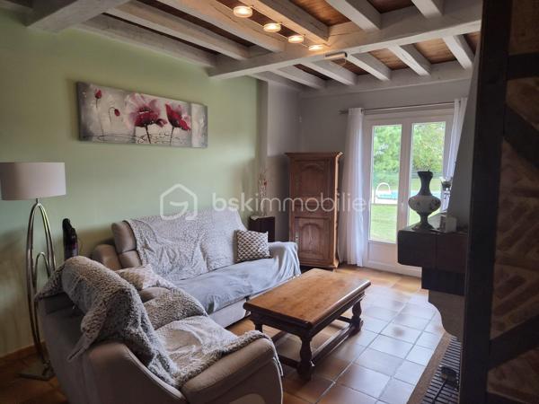 Au cœur du Périgord noir, une maison de caractère alliant authenticité, confort et douceur de vivre !
À proximité de l’un des Plus Beaux Villages de France, sur la commune de Pays de Belvès, venez découvrir cette agréable maison de 150 m² habitables, répartis sur deux niveaux, située aux confins de la Dordogne, du Lot-et-Garonne et du Lot.
Alliant le charme de l’architecture périgourdine à des équipements plus contemporains, cette propriété est habitable immédiatement, sans travaux à prévoir.
Un intérieur spacieux et fonctionnel
Dès le rez-de-chaussée, vous serez séduit par une cuisine aménagée et équipée au style moderne, ainsi que par un vaste séjour-salle à manger offrant de beaux volumes et une belle hauteur sous plafond.
Pour vos soirées en toute convivialité, le salon dispose d’une cheminée avec insert à bois et diffuseur de chaleur, permettant de répartir la chaleur entre le salon et la salle à manger.
Le rez-de-chaussée comprend également un grand hall avec escalier desservant l’étage, une salle d’eau entièrement rénovée, une chambre de 15 m² et un WC indépendant.
Un garage avec espace cellier ainsi qu’un second WC complètent ce niveau.
De larges baies vitrées et des fenêtres en aluminium double vitrage apportent une belle luminosité aux pièces et offrent de jolies perspectives sur les terrasses et le jardin, créant une agréable continuité entre l’intérieur et l’extérieur.
Un étage offrant de belles possibilités
À l’étage, vous découvrirez deux chambres d’environ 12 m² chacune, idéales pour accueillir famille et amis.
Un espace grenier de 9 m² vient compléter ce niveau et pourra être aménagé selon vos envies, notamment en bureau pour le télétravail ou en espace dédié à vos loisirs.
Des extérieurs qui invitent à la détente
Le véritable coup de cœur se trouve à l’extérieur !
La propriété s’étend sur une parcelle entièrement close de 2 985 m² entourant la maison, offrant un agréable cadre de vie pour profiter pleinement des beaux jours.
Vous apprécierez particulièrement la piscine sécurisée de 9,50 x 4,50 m, idéale pour les moments de détente et de convivialité en famille ou entre amis.
Les dépendances constituent un véritable atout supplémentaire : un second garage de plus de 25 m² avec cave, un abri bois ainsi qu’un local destiné au rangement des outils de jardinage.
Une propriété prête à accueillir votre nouvelle vie
Avec ses trois chambres, ses beaux volumes, sa cheminée avec insert, son jardin clos, sa piscine et ses espaces de rangement, cette maison réunit de nombreux atouts pour une résidence principale comme pour une maison de campagne.
Un bien de caractère à découvrir sans tarder, au cœur du Périgord noir, pour profiter d’un cadre de vie privilégié sans avoir à engager de travaux !
Contactez-moi pour obtenir davantage d’informations ou organiser votre visite.