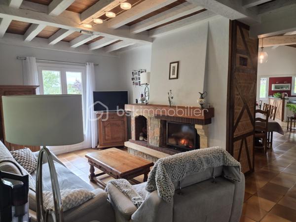 Au cœur du Périgord noir, une maison de caractère alliant authenticité, confort et douceur de vivre !
À proximité de l’un des Plus Beaux Villages de France, sur la commune de Pays de Belvès, venez découvrir cette agréable maison de 150 m² habitables, répartis sur deux niveaux, située aux confins de la Dordogne, du Lot-et-Garonne et du Lot.
Alliant le charme de l’architecture périgourdine à des équipements plus contemporains, cette propriété est habitable immédiatement, sans travaux à prévoir.
Un intérieur spacieux et fonctionnel
Dès le rez-de-chaussée, vous serez séduit par une cuisine aménagée et équipée au style moderne, ainsi que par un vaste séjour-salle à manger offrant de beaux volumes et une belle hauteur sous plafond.
Pour vos soirées en toute convivialité, le salon dispose d’une cheminée avec insert à bois et diffuseur de chaleur, permettant de répartir la chaleur entre le salon et la salle à manger.
Le rez-de-chaussée comprend également un grand hall avec escalier desservant l’étage, une salle d’eau entièrement rénovée, une chambre de 15 m² et un WC indépendant.
Un garage avec espace cellier ainsi qu’un second WC complètent ce niveau.
De larges baies vitrées et des fenêtres en aluminium double vitrage apportent une belle luminosité aux pièces et offrent de jolies perspectives sur les terrasses et le jardin, créant une agréable continuité entre l’intérieur et l’extérieur.
Un étage offrant de belles possibilités
À l’étage, vous découvrirez deux chambres d’environ 12 m² chacune, idéales pour accueillir famille et amis.
Un espace grenier de 9 m² vient compléter ce niveau et pourra être aménagé selon vos envies, notamment en bureau pour le télétravail ou en espace dédié à vos loisirs.
Des extérieurs qui invitent à la détente
Le véritable coup de cœur se trouve à l’extérieur !
La propriété s’étend sur une parcelle entièrement close de 2 985 m² entourant la maison, offrant un agréable cadre de vie pour profiter pleinement des beaux jours.
Vous apprécierez particulièrement la piscine sécurisée de 9,50 x 4,50 m, idéale pour les moments de détente et de convivialité en famille ou entre amis.
Les dépendances constituent un véritable atout supplémentaire : un second garage de plus de 25 m² avec cave, un abri bois ainsi qu’un local destiné au rangement des outils de jardinage.
Une propriété prête à accueillir votre nouvelle vie
Avec ses trois chambres, ses beaux volumes, sa cheminée avec insert, son jardin clos, sa piscine et ses espaces de rangement, cette maison réunit de nombreux atouts pour une résidence principale comme pour une maison de campagne.
Un bien de caractère à découvrir sans tarder, au cœur du Périgord noir, pour profiter d’un cadre de vie privilégié sans avoir à engager de travaux !
Contactez-moi pour obtenir davantage d’informations ou organiser votre visite.