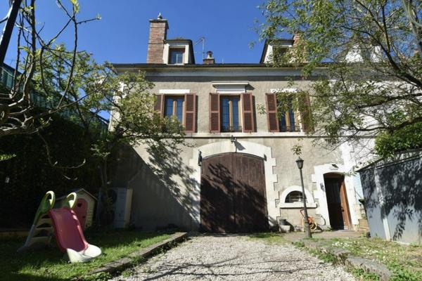 Volumes, cachet et vue sur l’Yonne : une maison familiale aux prestations complètes