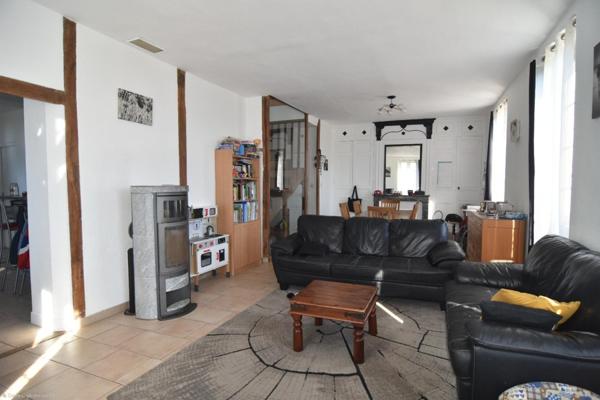 Volumes, cachet et vue sur l’Yonne : une maison familiale aux prestations complètes