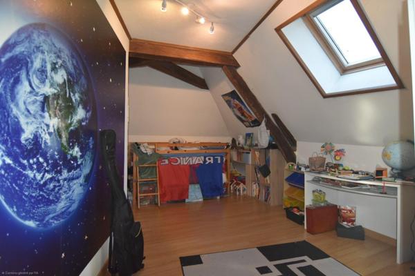 Volumes, cachet et vue sur l’Yonne : une maison familiale aux prestations complètes