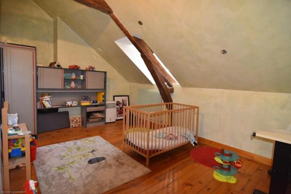 Volumes, cachet et vue sur l’Yonne : une maison familiale aux prestations complètes