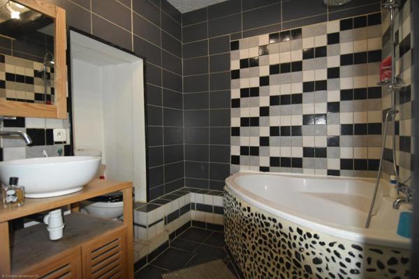 Volumes, cachet et vue sur l’Yonne : une maison familiale aux prestations complètes