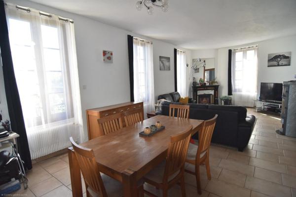 Volumes, cachet et vue sur l’Yonne : une maison familiale aux prestations complètes