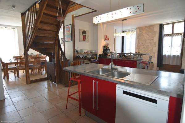 Volumes, cachet et vue sur l’Yonne : une maison familiale aux prestations complètes