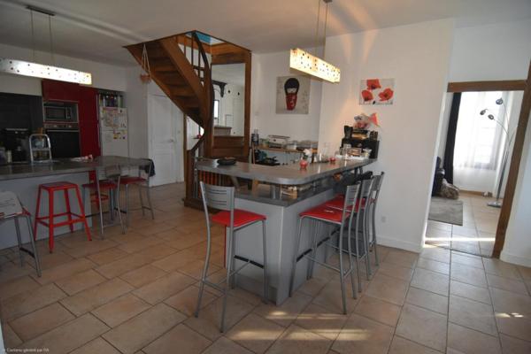 Volumes, cachet et vue sur l’Yonne : une maison familiale aux prestations complètes